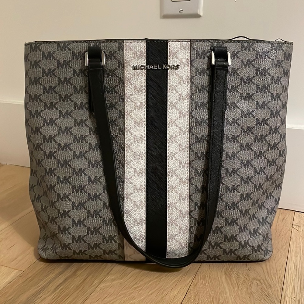 A mid-condition Tote from Micheal Kors, great for an everyday purse!